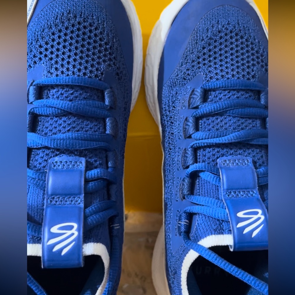 Boys size 4 GS Curry 8